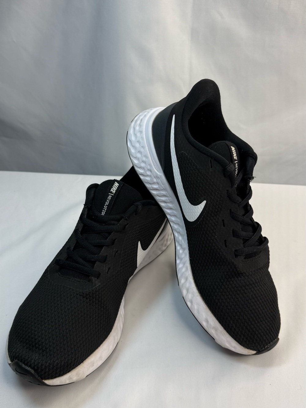 Nike Revolution 5 Black White Women's Running Shoes BQ6715-002 Womens Size 8 EUC